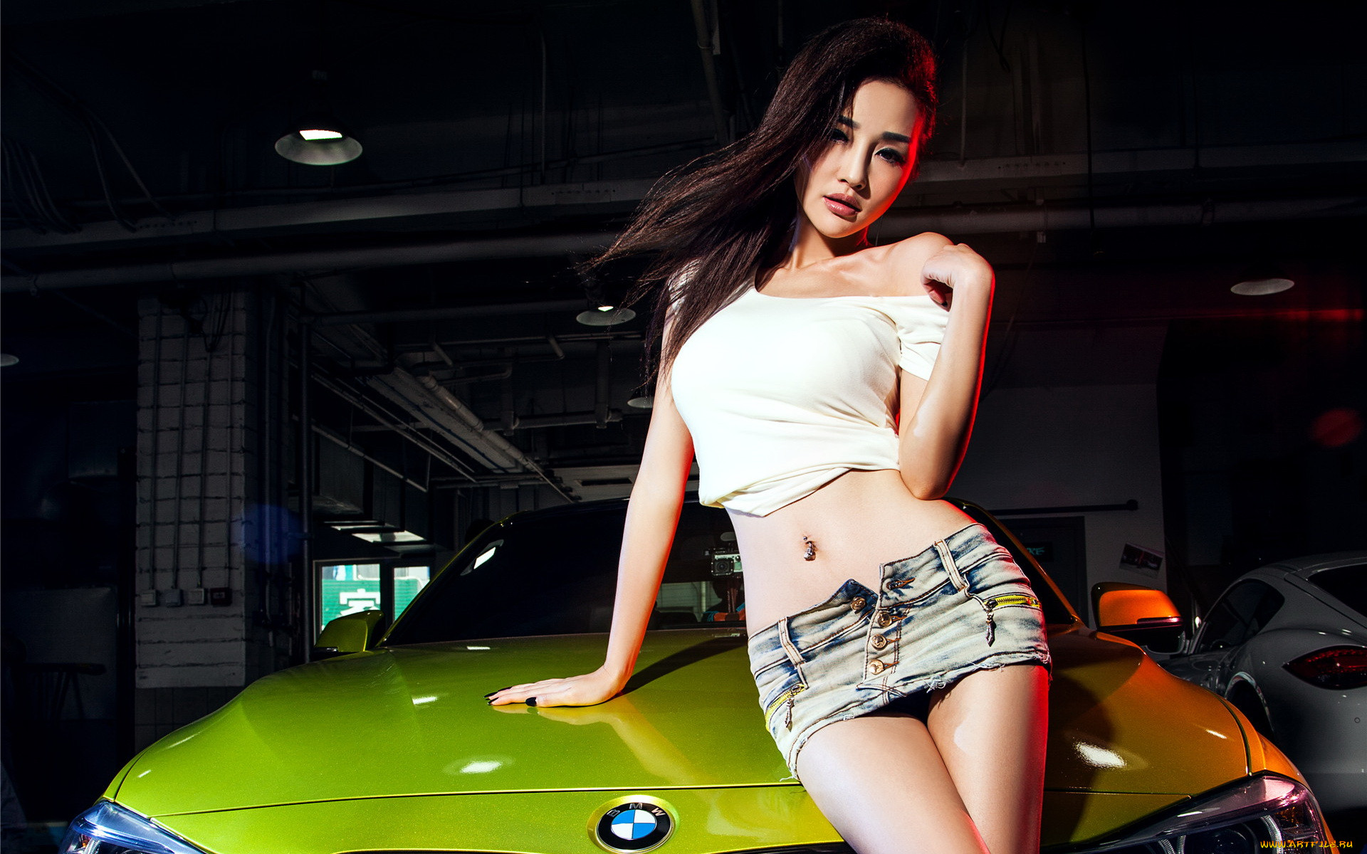 Красивые азиатские девушки с авто